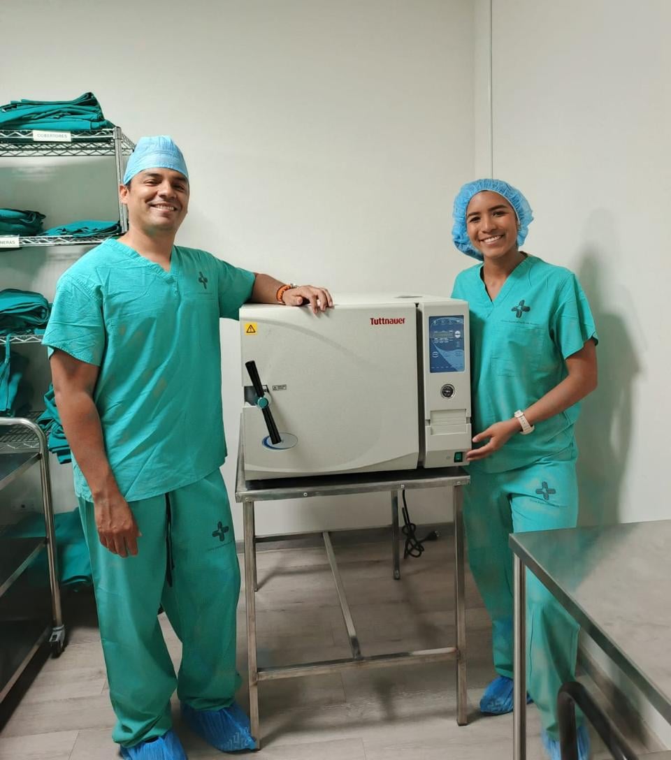 Técnicos de Abastecedora Global en central de esterilización